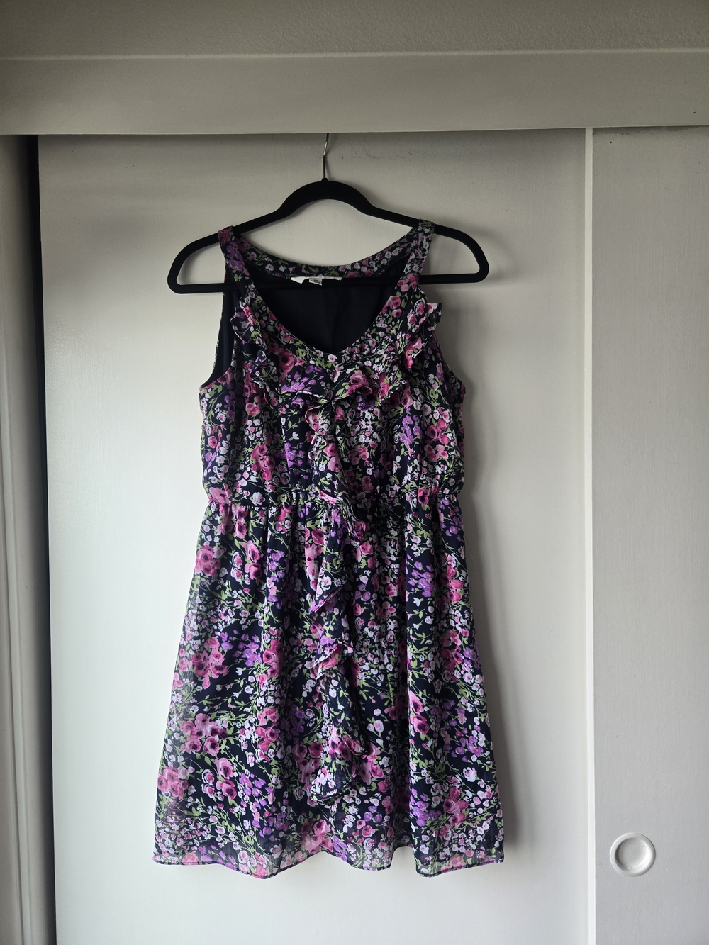 Floral Ruffle Sleeveless Dress in Black, Pink And Purple. Size 10 Petite